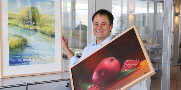 Gelsenwasser-Mitarbeiter Mark Antoni stellt seine Aquarelle im Alten Rathaus in Haltern am See aus.