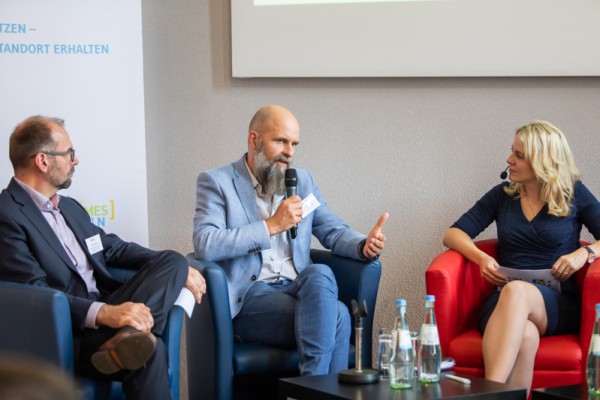 Quartiere: Auf dem Podium diskutieren u.a. (v.l.) Matthias Nerger aus dem NRW-Wirtschaftsministerium, Dr. Stefan Gärtner vom Institut für Arbeit und Technik und Moderatorin Tina Teucher.