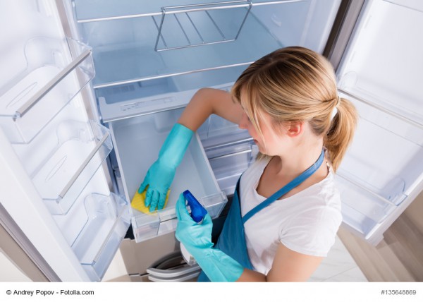 Kühlschrank regelmäßig sauber machen - gut für die Hygiene, die Lebensmittel und das Elektrogerät.