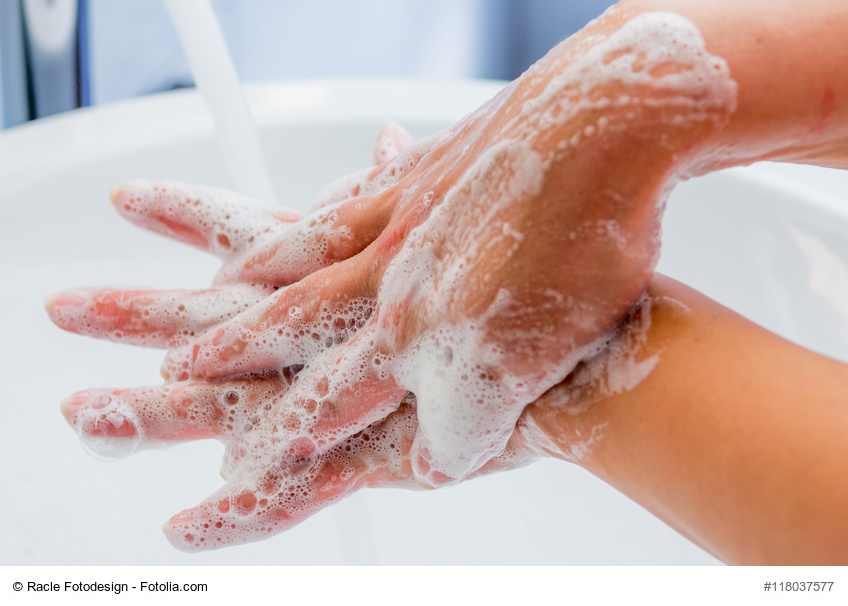 Wichtig beim Händewaschen: Die Fingerzwischenräume müssen gründlich gereinigt werden