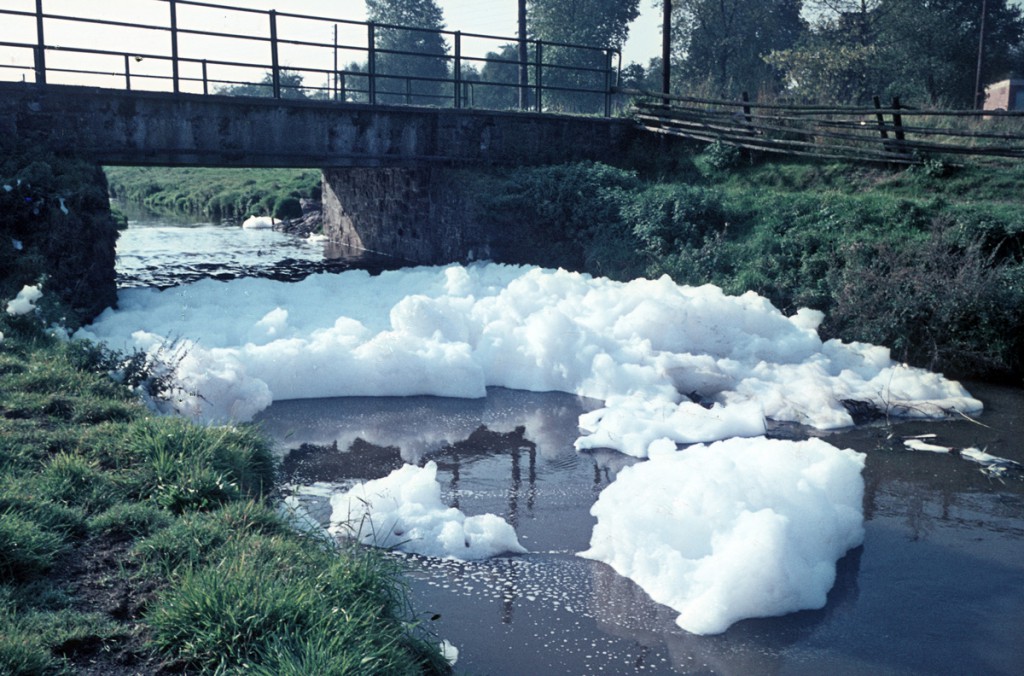 Früher war das Wasser in der Ruhr und ihren Nebenflüsse nicht so sauber wie heute, hier der Baarbach 1964. 