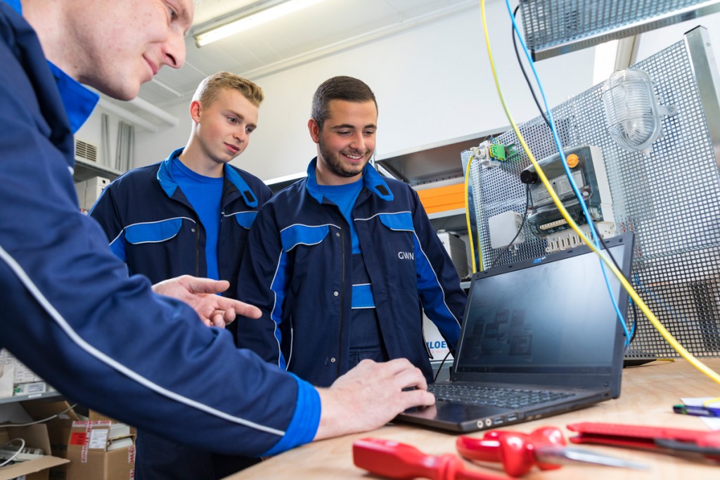 Bevor die Gelsenwasser-Azubis im Stromnetz arbeiten, üben sie in der Werkstatt. 