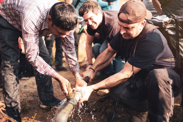 Schnelle Hilfe von unserem Fachmann Dieter Eschner und den Jungs von Viva con Agua bei der Wasserversorgung in Nepal.