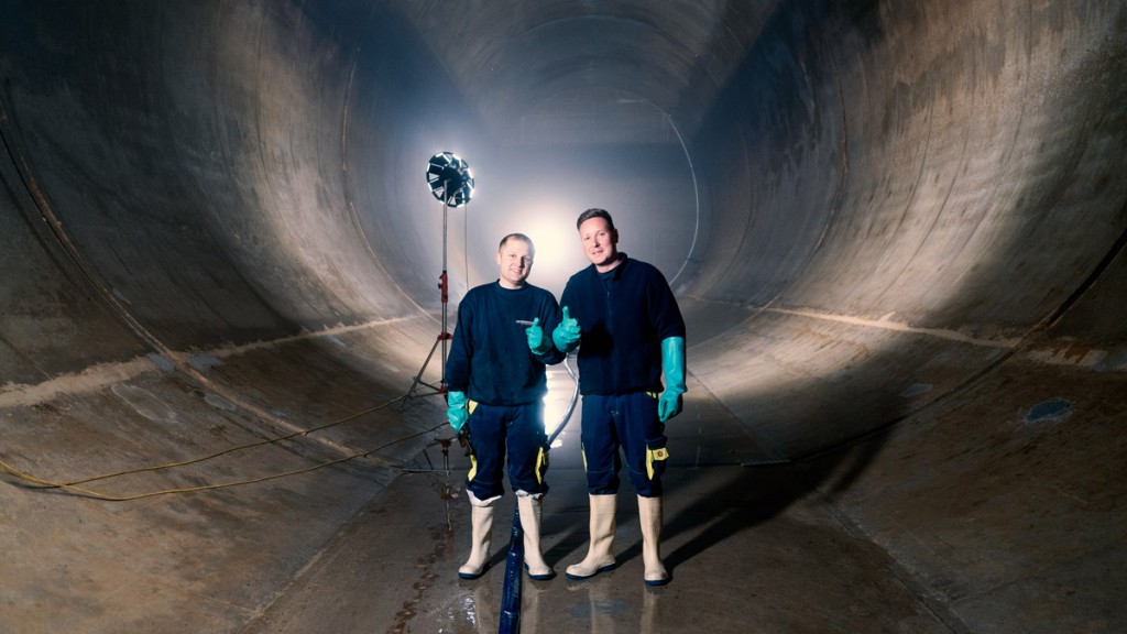 Gelsenwasser-Kollegen in einer der zehn Betonröhren des Trinkwasserbehälters in der Halde Scholven. 