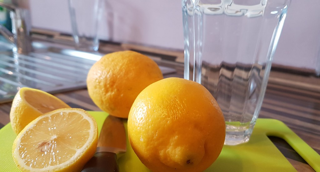 Viele schwören auf Zitronenwasser und trinken es morgens vor dem Frühstück , um den Stoffwechsel anzukurbeln.