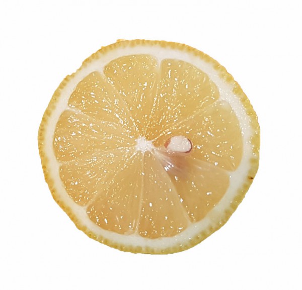 Zitronensaft ist ein altes Hausmittel und sehr gesund.