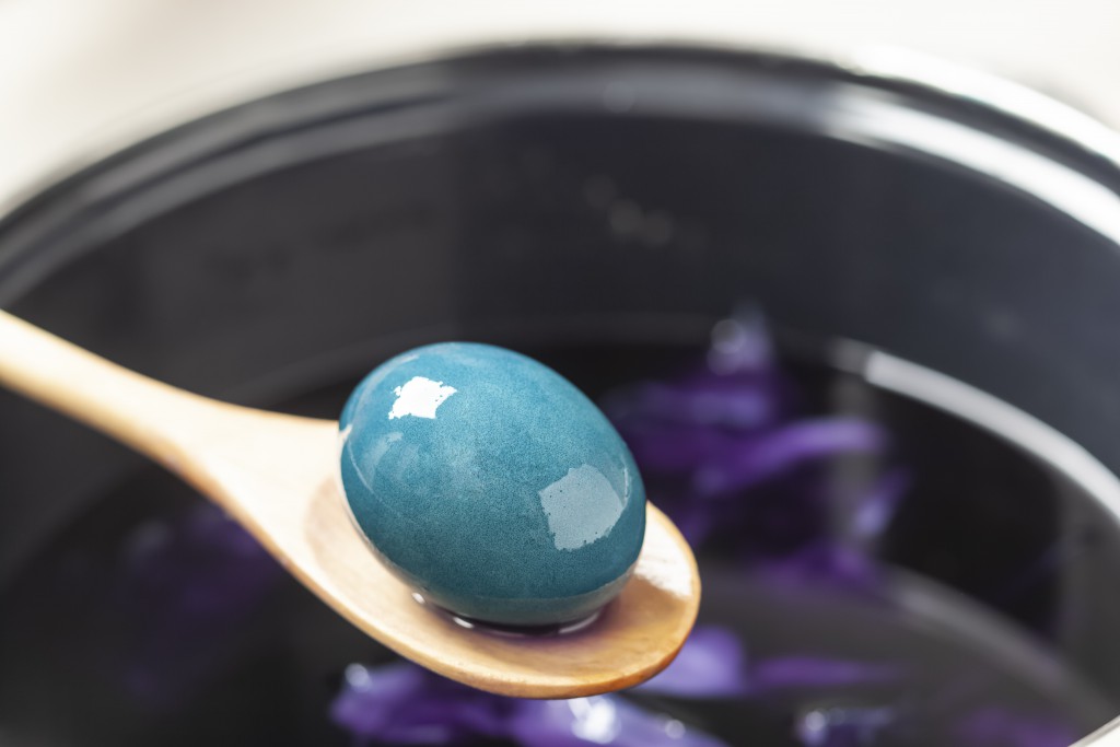 Mit Blaukraut alias Rotkohl lassen sich Eier super einfach färben. © Grzej - adobe.stock.com (#255596536)