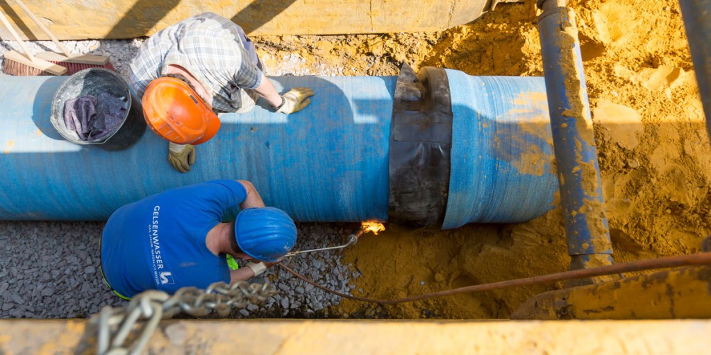 Wasserleitungen: Auf dieser Baustelle wird ein duktiles Gussrohr verlegt.