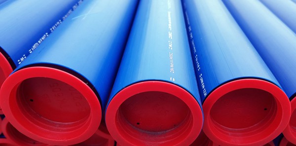 Sicherheitsaspekt Farbe: Wasserrohre aus PE sind immer blau. So ist auf Baustellen direkt erkennbar, um was für ein Rohr es sich handelt.