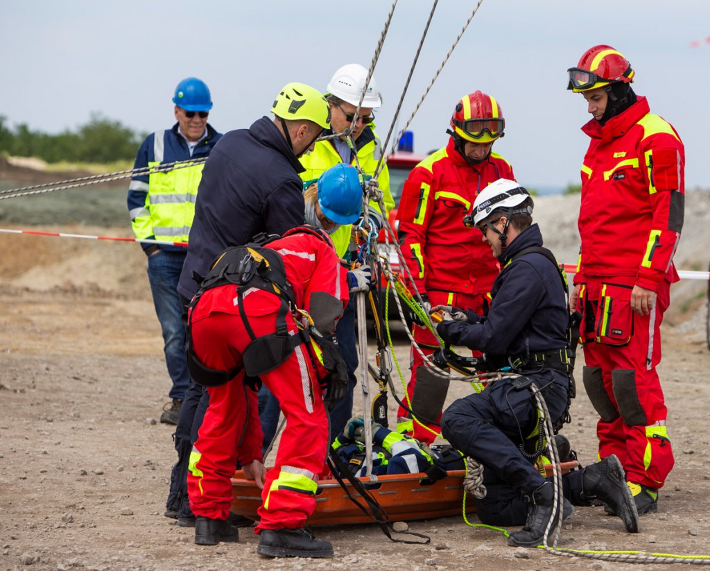 Höhenrettung am Windrad: Gut verschnürt in der Trage bei der Rettungsübung.