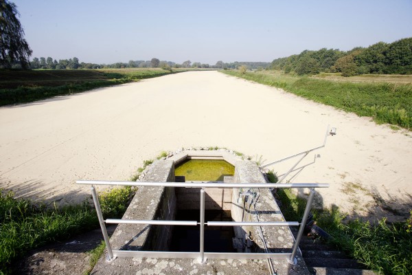 Sauberer Boden im Versickerungsbecken für Trinkwasser