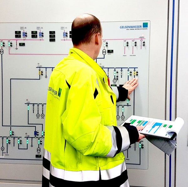 Stromausfall im Wasserwerk Haltern: Bei der Übung für den Ernstfall kappt der Betriebsleiter die Stromleitungen.