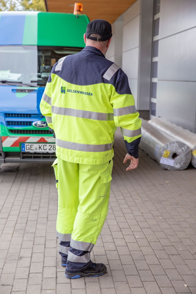 Die Multinorm-Schutzkleidung ist neon-gelb und mit Reflektionsstreifen versehen. So ist eine gute Sicherbarkeit auch beim Arbeiten im Dunkeln gegeben.