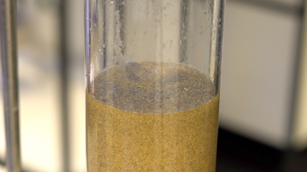 Sand als Filter gegen Mikroplastik im Leitungswasser