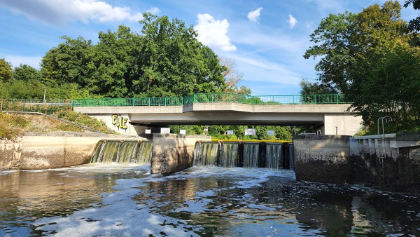 Das Wehr an der Antoniusbrücke regelt den zufluss der Zwischenstever in die Talsperre Haltern.