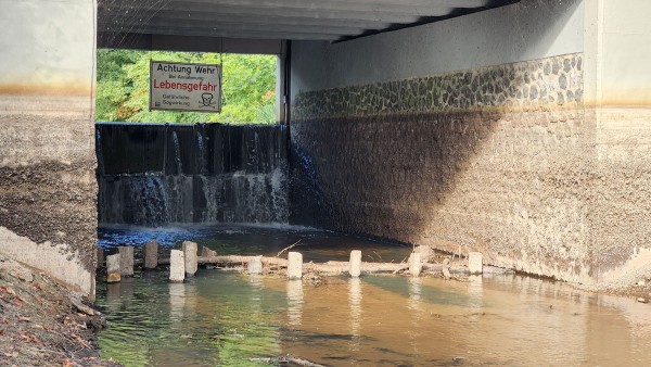 Das Wehr an der Stadtmühlenbucht regelt den Zufluss des Mühlenbachs in die Talsperre Haltern.