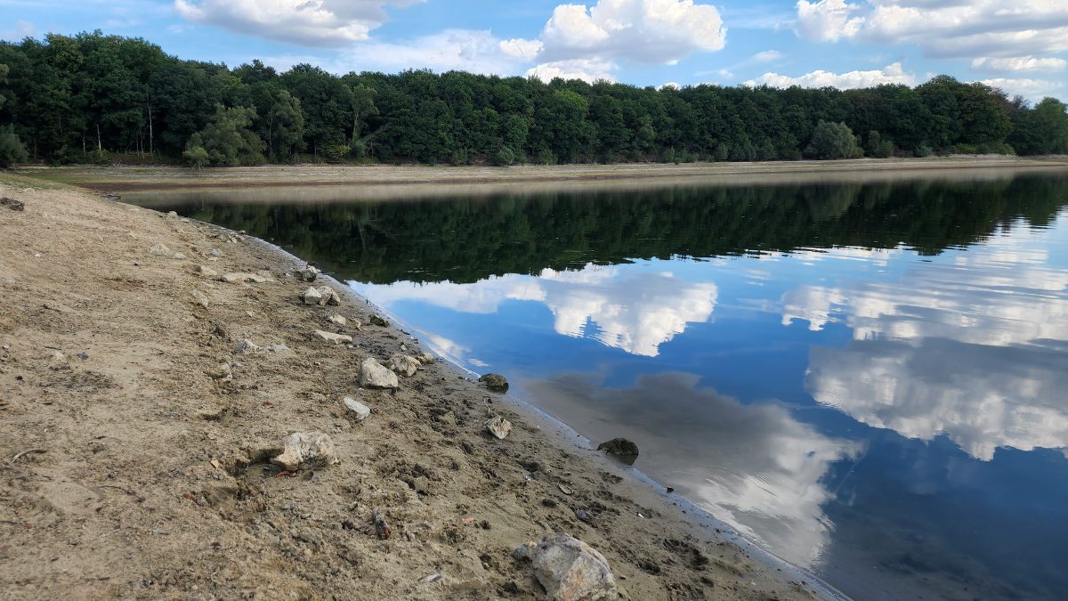 Hullerner Talsperre bei Niedrigwasser im Spätsommer 2022. Die Talsperre wurde wegen einer Baumaßnahme am Schlauchwehr zusätzlich abgesenkt.