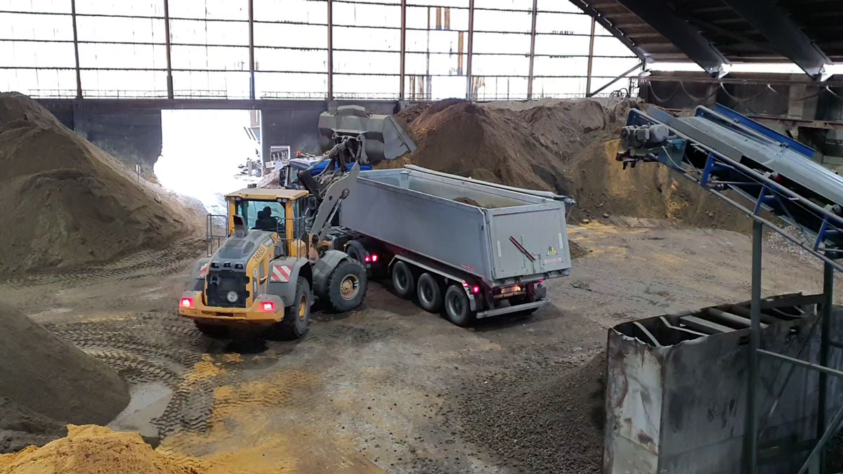 Beim Bodenmanagement Rhein-Herne: Hier wird der Bodenaushub von unseren Baustellen bearbeitet. Der recycelte Siebsand wird anschließend beim Verlegen von Trinkwasserleitungen verwendet. Kreislaufwirtschaft "at it's best" um die Primärressourcen zu schützen.