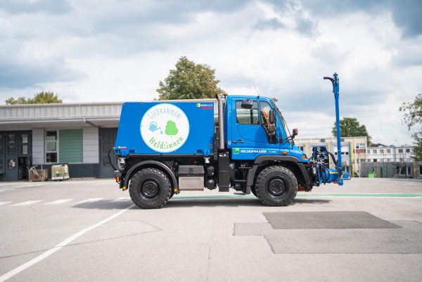 Mit dem neuen Unimog unterstützen wir die Ehrenamtsagentur Gelsenkirchen beim Befüllen der Tanks für die Gießkannenheld:innen.