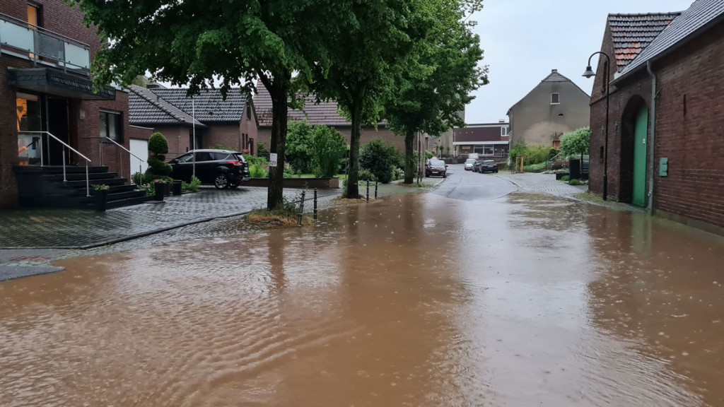 Regenwasser sammelt sich in einer kleinen Senke nach einem Starkregen-Ereignis. 