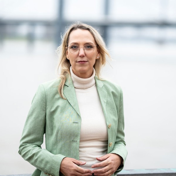 Der Landtag hat entschieden, dass der Weltwassertag am 22. März 2024 der Startschuss für diese „Wasser-Enquete“ ist. Astrid Vogelheim (Sprecherin für Klimafolgenanpassung und Wasserschutz der Grünen-Landtagsfraktion) hat sie initiiert. 