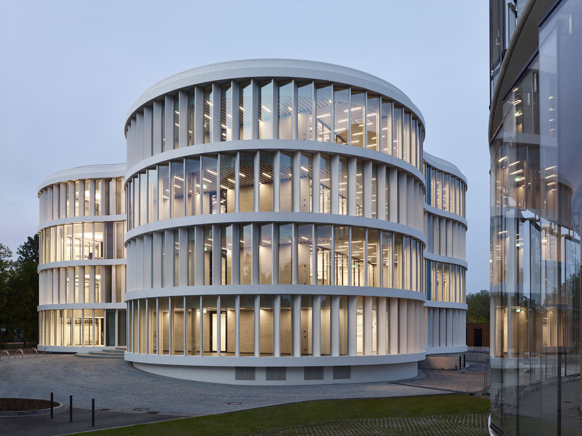 Am 6. Juni 2024 wird das neueste Haus in unserem Quartier eröffnet. Das sogenannte H2O-Gebäude beherbergt das neue Labor der Westfälischen Umweltanalytik (WWU) und ist die Nr. 5 eines prägnanten Gebäude-Quintetts.