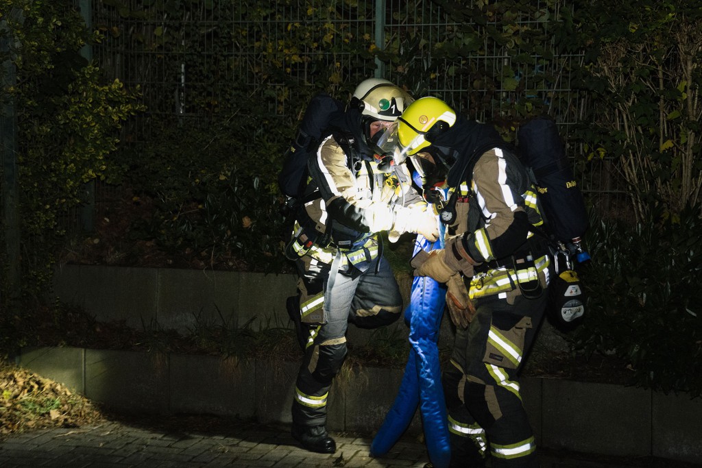 Die Feuerwehr arbeitet mit Übungspuppen.