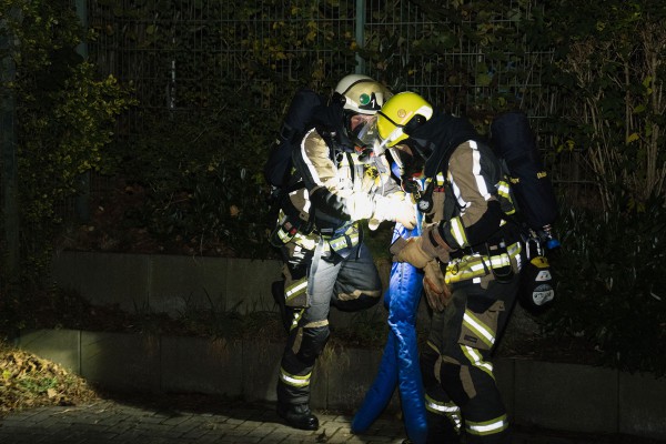 Die Feuerwehr arbeitet mit Übungspuppen.