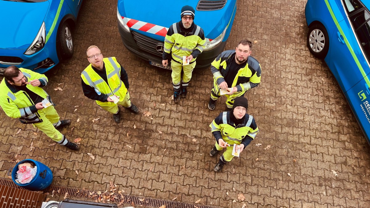 Team blau-grün gönnt sich eine kurze Pause auf dem Betriebshof