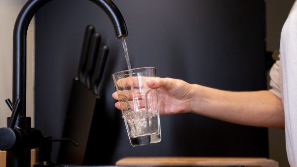 Wasserversorger gewährleisten die Trinkwasserqualität und deine sichere Versorgung bis einschließlich Wasserzähler. Hinter dem Wasserzähler sind die Hausbesitzer für die Leitungen verantwortlich!