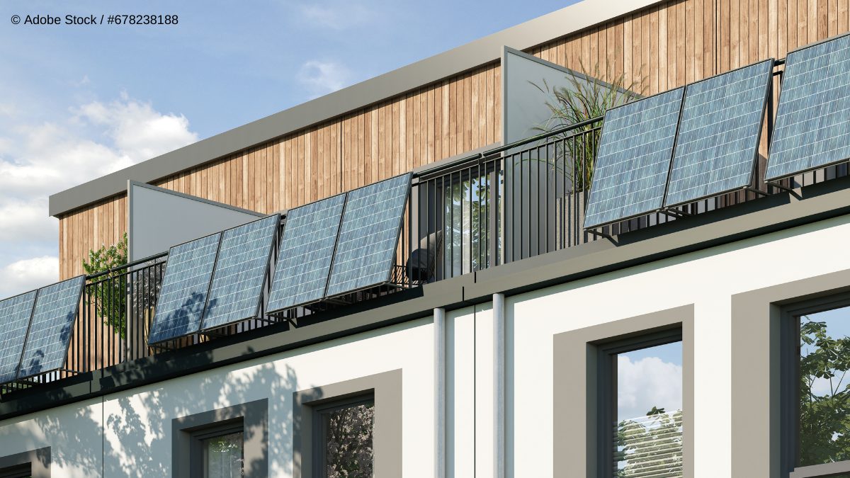 Wie in den Vorjahren wurden auch im vergangenen Jahr die meisten PV-Anlagen auf/an Gebäuden befestigt. Nur ein Drittel wurde auf größeren Flächen installiert. Weiter im Trend: Balkonanlagen (steckerfertige Solaranlagen). Rund 435.000 solcher Anlagen registrierte die Bundesnetzagentur 2024 im Marktstammdatenregister (2023 waren es rund 300.000).