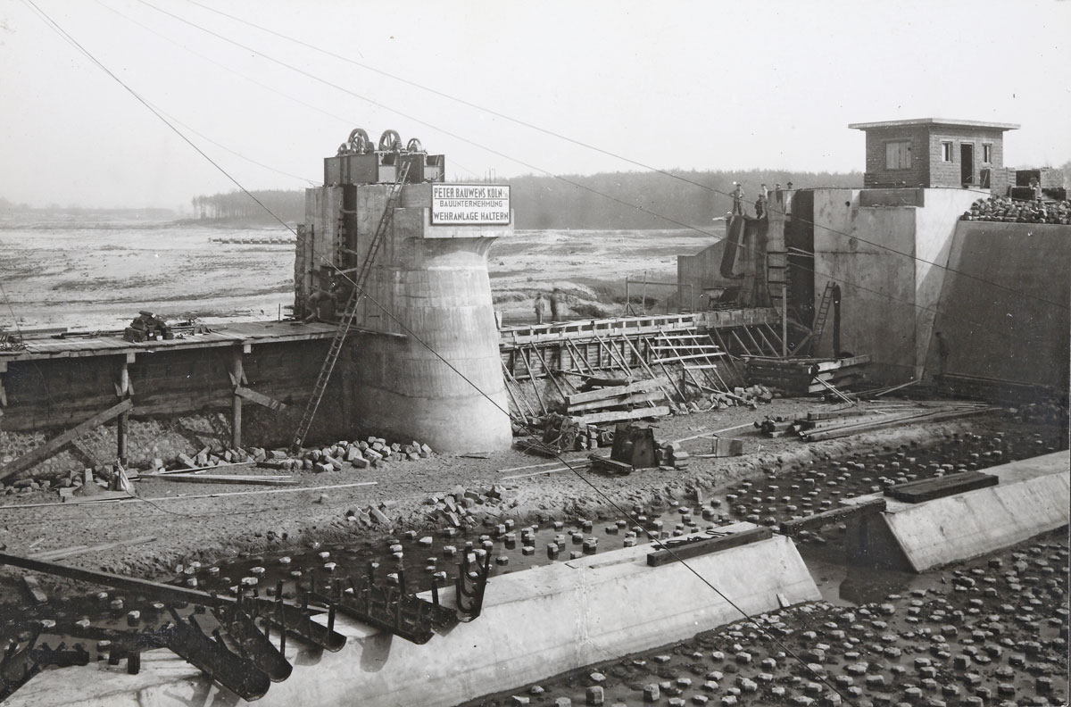 Der Bau des Walzenwehrs an der Stevertalsperre 1929.