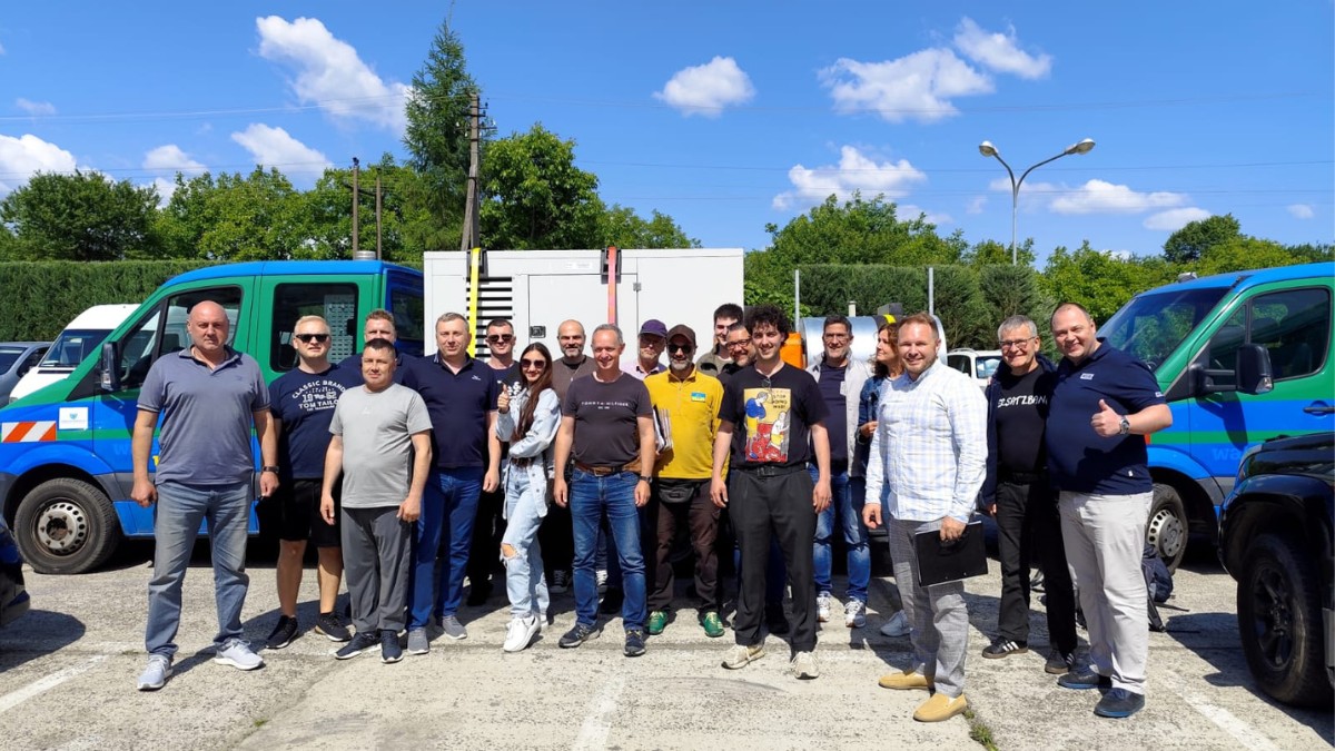 Angekommen in Lviv: Gruppenbild vom Konvoi 20 für Water4Ukraine.