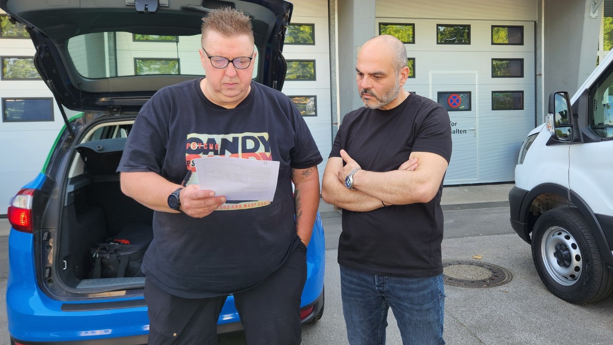 Carsten & Sawas aus dem Team blau-grün von Gelsenwasser prüfen die Papiere vor der Abfahrt des Konvoi 20.
