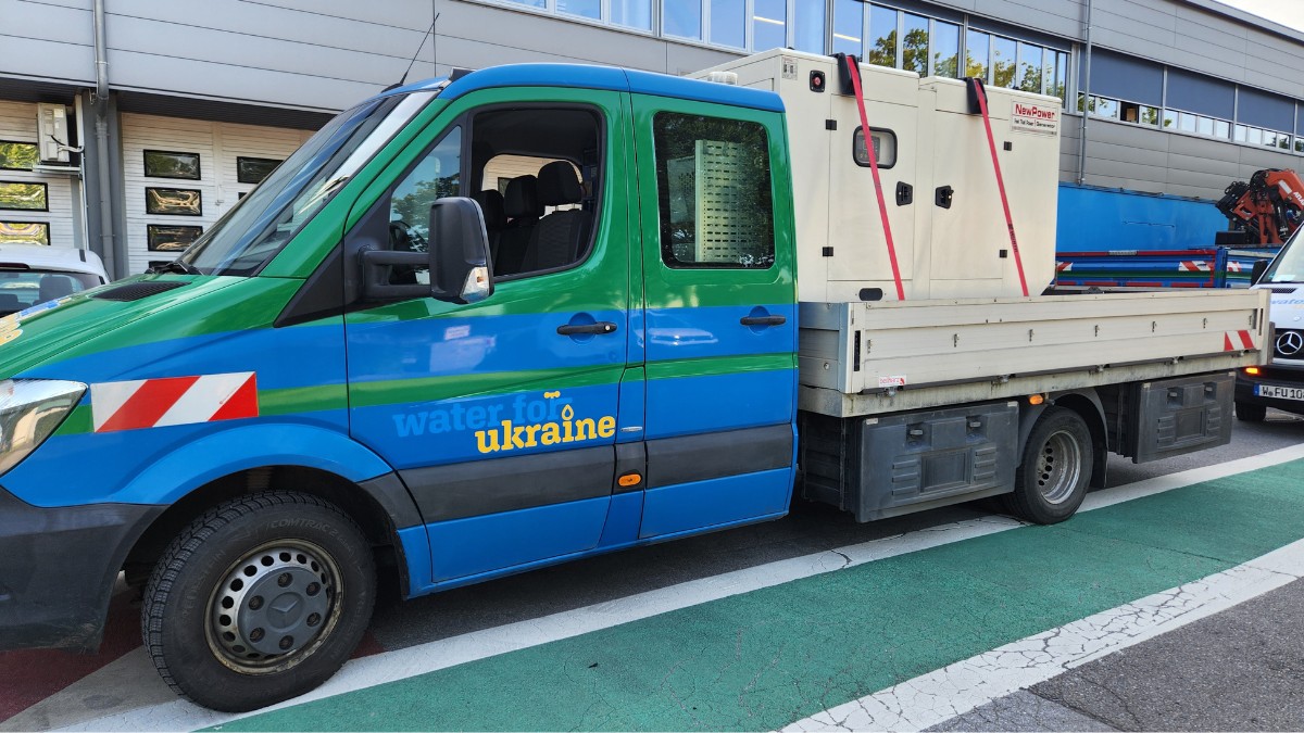 Gelsenwasser-Pritschenwagen beladen mit einem großen Stromaggregat auf dem Betriebhof in Gelsenkirchen: Der Konvoi 20 für Water4Ukraine ist startklar.